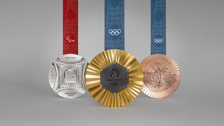 Photo des différentes faces des médailles olympiques et paralympiques