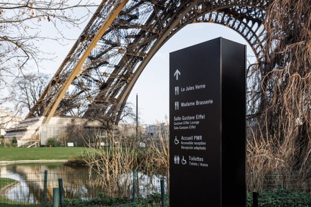 Vista de los jardines y un pilar de la Torre Eiffel