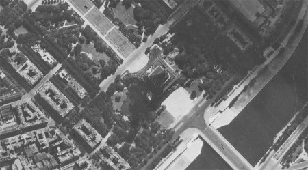 La tour Eiffel vue du ciel en 1944