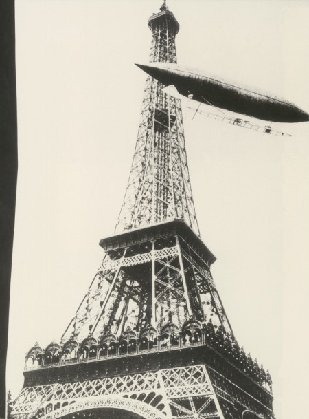 Santos Dumont flying over the Tower in an airship