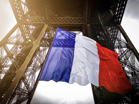 Photo du drapeau français entre le 1er et le 2ème étage de la tour Eiffel