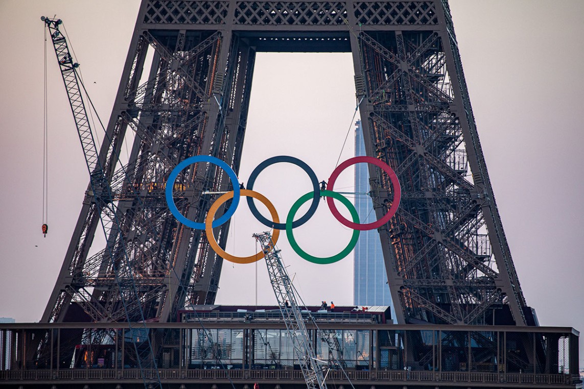 Photo de l'installation des anneaux sur la tour Eiffel